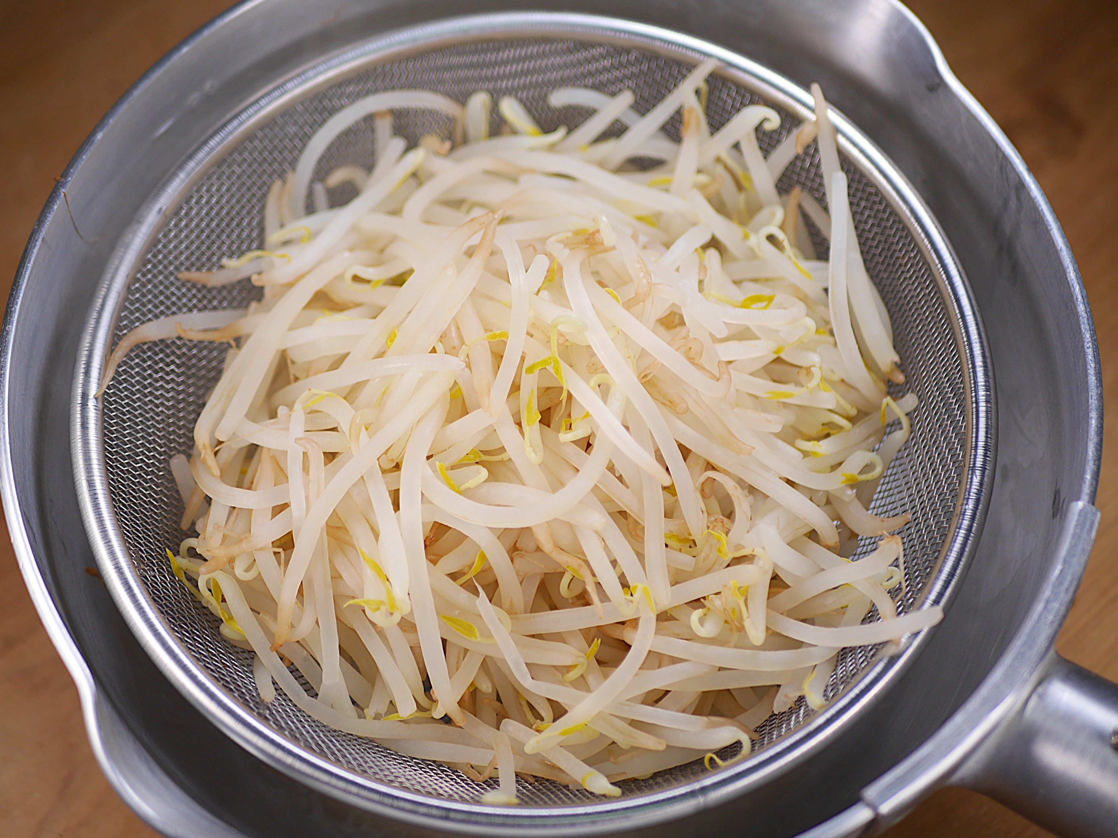行列のラーメン屋さんの🍜特製赤マー油☆ピリ辛もやし☆🤩☆ | レシピ