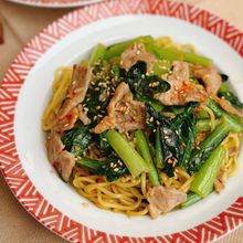 【豚肉と小松菜の旨辛やきそば】パンチの効いた一皿！