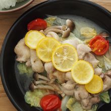 簡単メインに♪すだちとオリーブ香るレンジ蒸し鶏。
