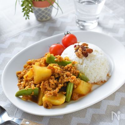 大豆ミートのキーマカレー＊じゃがいもとスナップエンドウ♪