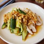 ナッツが香ばしい！きゅうりと鶏むね肉のピリ辛サラダ