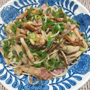 よっこの作ってみた!投稿(ガリバタ醤油が食欲をそそる♪『ベーコンときのこの和風パスタ』)
