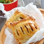 レトルトカレー使用で本格的！クミンベジタブルのポテトパイ