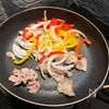 火を使うのは約6分！具だくさんスタミナ豚ニラ焼きうどんの工程2