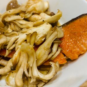 mappyの作ってみた!投稿(【鮭ときのこのバタポン照り焼き】味付け簡単！旨みがじゅわ♡)