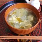 ＼ふわふわ玉子／ねぎとワカメのかき玉汁