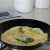 【卵焼きバリエ】お弁当に！卵1個でインゲンと黒ごまの卵焼きの工程2
