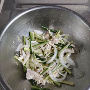 KUMIKOの作ってみた!投稿(レンジで簡単！ヘルシー副菜「鶏ささみと新玉ねぎのマリネ」)