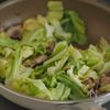少ない調味料で簡単♩【春キャベツと豚こまの塩だれ炒め】の工程2