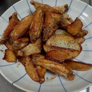 鶏皮坊主の作ってみた!投稿(新じゃがでカリッジュワ〜なおつまみ！甘辛手羽じゃが)