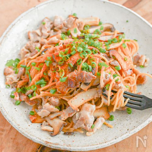 豚バラ肉とエリンギのめんつゆバターパスタ