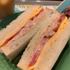 ぐ〜たら子の作ってみた!投稿(たまにはサンドイッチでも（ハム、卵、トマト）)