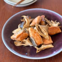 秋が旬＊美味しく簡単！【鮭と舞茸のオイスターソース炒め】