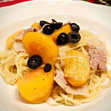 【秋に食べたい】柿と黒オリーブのペペロンチーノ