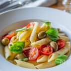 作り置きできるパスタ！トマトとバジルの冷たいパスタサラダ
