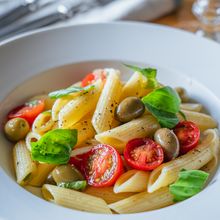 作り置きできるパスタ！トマトとバジルの冷たいパスタサラダ