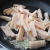 簡単！【蓮根とカリカリベーコンのガーリックソテー】の工程3