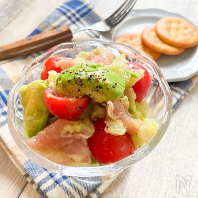 見た目もお洒落☆生ハムとアボカドの塩ニンニク和え