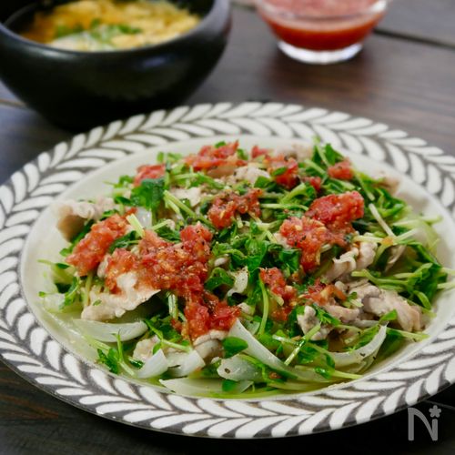 豚肉と豆苗のワンパン蒸し｜さっぱりトマトポン酢
