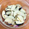 〖火を使わず10分〗わさび香る！なすとツナのマヨポンあえの工程1