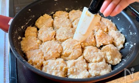 材料をこねて成形する