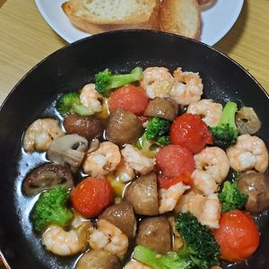 週一だけは頑張ります💦の作ってみた!投稿(止まらない旨さのおつまみ♪【海老のアヒージョ】)