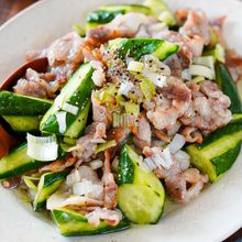 旨塩ダレでご飯が進む！豚バラときゅうりのネギ塩炒め