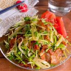 ぱぱっと簡単！焼いて和えるだけ「新玉ねぎのカリカリ豚サラダ」