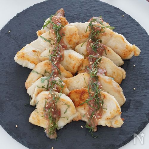 鶏胸肉の梅肉ソースがけ
