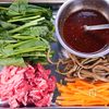 行列のできる焼肉屋さんの🥩石焼き風おこげビビンバ🤩🍚の工程1