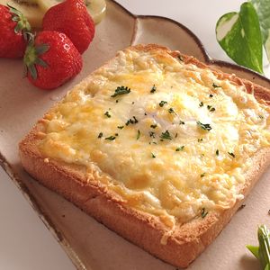 とのちゃまの作ってみた!投稿(朝から幸せカフェ気分♡『ハムと卵のツナチーズトースト』)