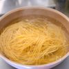 簡単！『ほうれん草とベーコンとしめじの醤油パスタ』の工程1