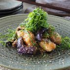 大葉を食べる、鶏南蛮。乗せ過ぎくらいが丁度いい。