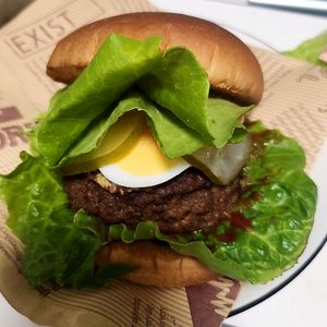 よもぎの作ってみた!投稿(市販のバンズで本格ハンバーガー！パテは塩こしょうで焼くだけ！)