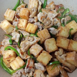 鶏皮坊主の作ってみた!投稿(行列の定食屋さんの🍚もちもち厚揚げの豚のしょうが焼き🤩)