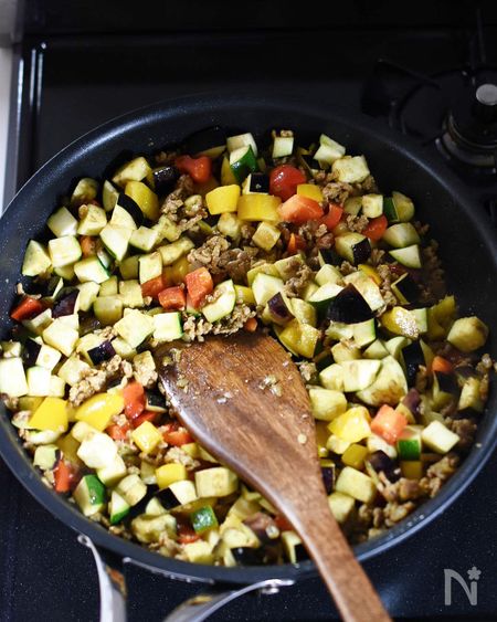 残りの野菜を加え炒め合わせる