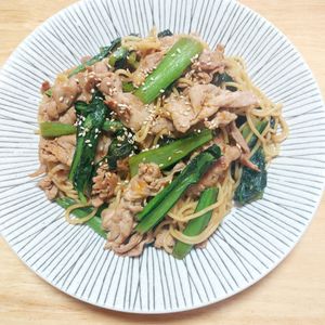 よっこの作ってみた!投稿(【豚肉と小松菜の旨辛やきそば】パンチの効いた一皿！)