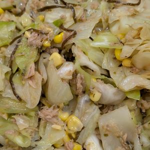 まるの作ってみた!投稿(キャベツとツナの塩昆布コーンサラダ│5分で完成！箸が止まらん)