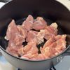 鶏のうま味たっぷり！【鶏もも肉と長ねぎのコクうまスープ】の工程1