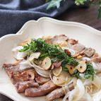 サラダ仕立てでヘルシー♡豚ロースのさっぱり新玉ドレがけ