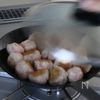 チリソースで絶品♡【ふわふわはんぺん肉団子】混ぜて焼くだけの工程4