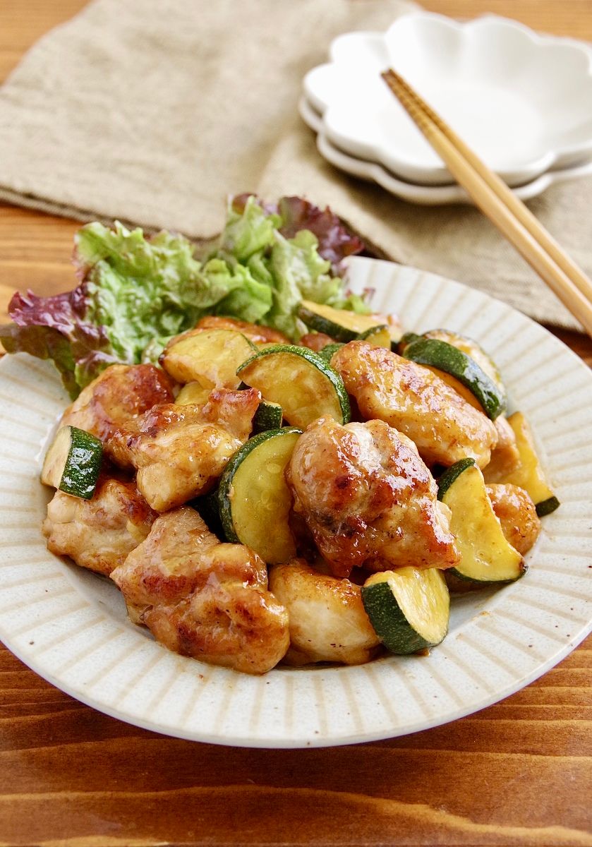 ご飯がすすむ！鶏肉とズッキーニのマヨポン炒め
