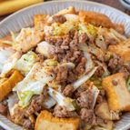 ご飯もお酒も止まらない！厚揚げとキャベツのそぼろ炒め