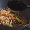 シャキ旨！【もやしと小松菜のやみつきにんにく醤油炒め】の工程3