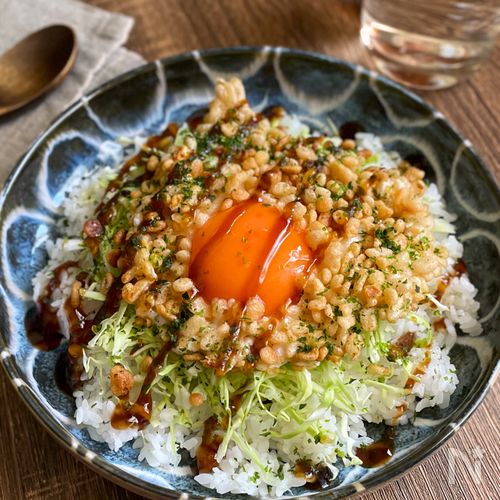 3分で作れる爆速飯!「カリカリ♡天かす目玉焼き丼」