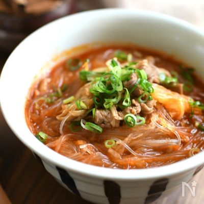柔らか牛バラと舞茸のキムチ春雨スープ