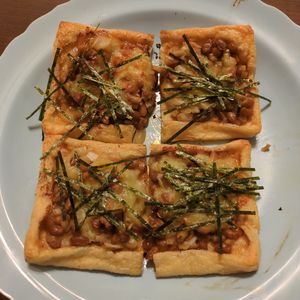 たりおの作ってみた!投稿(カリッと油揚げの新玉ねぎ納豆チーズ焼き)