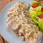 鶏むね肉が美味い『蒸し鶏のにんにくねぎ塩だれ』
