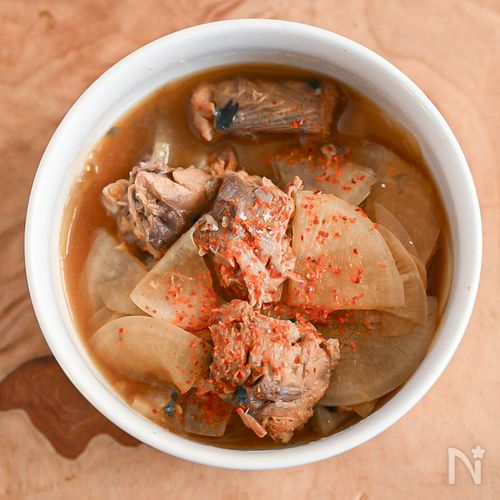 材料4つだけ！大根とサバみそ煮缶の煮込み