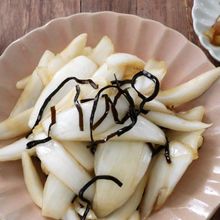 【ポリ袋放置でかんたん】新玉ねぎと塩昆布の甘酢漬け